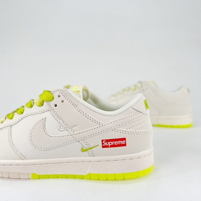 NIKE SB DUNK LOW X SUPREME WHITE LIGHT GREEN SMALL HOOKS BB8675 109 - Image 3