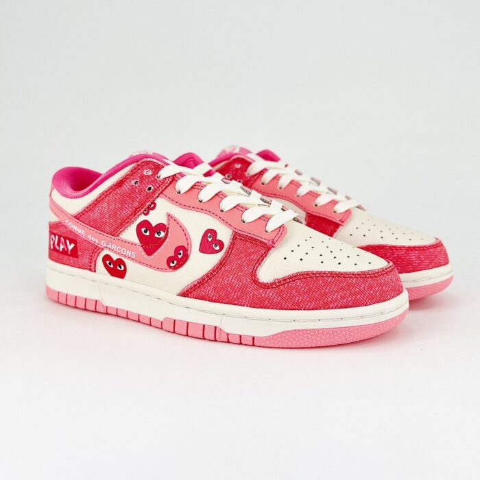 NIKE SB DUNK LOW X COMME DES GARÇONS PLAY PINK HEARTS - Image 2