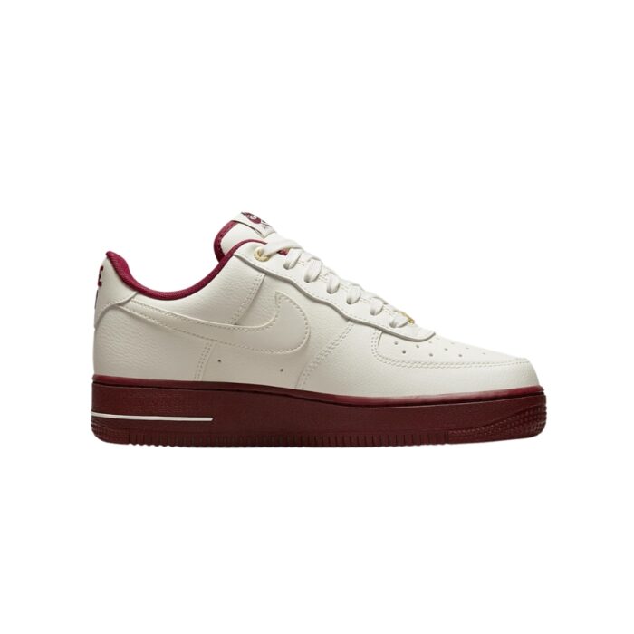 NIKE AIR FORCE 1 LOW 07 SE SAIL TEAM RED METALLIC GOLD BLACK DQ7582 100 - Image 2
