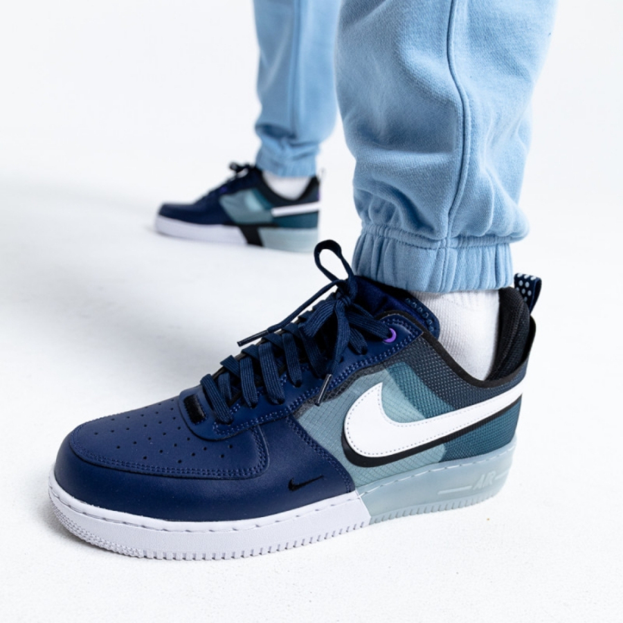 On-foot of the Air Force 1
